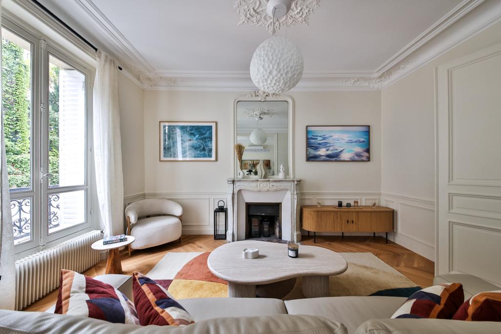Salon haussmannien rénové, moulures d'origine et décoration contemporaine — Projet Fresnel 75016, Belmont Properties
