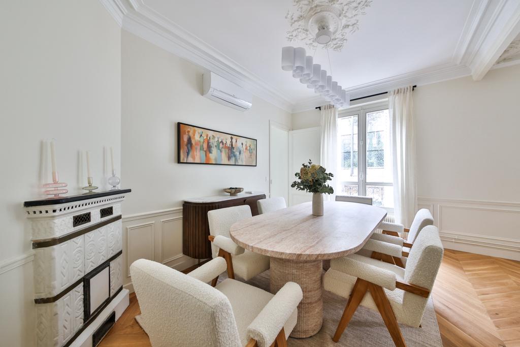 Salle à manger avec cheminée d'époque et mobilier sur-mesure — Projet Fresnel 75016, Belmont Properties