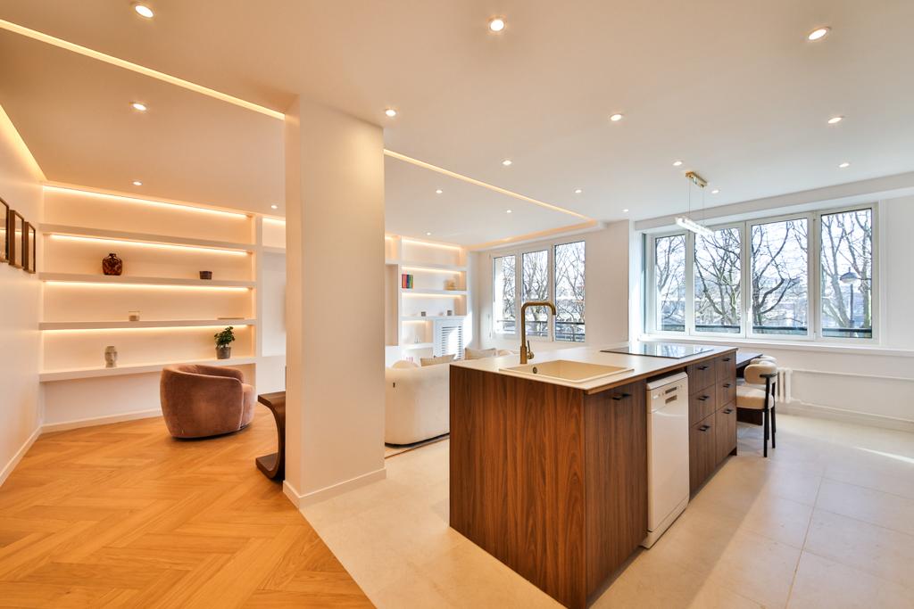 Cuisine ouverte en noyer — Projet Kennedy 75016, Belmont Properties