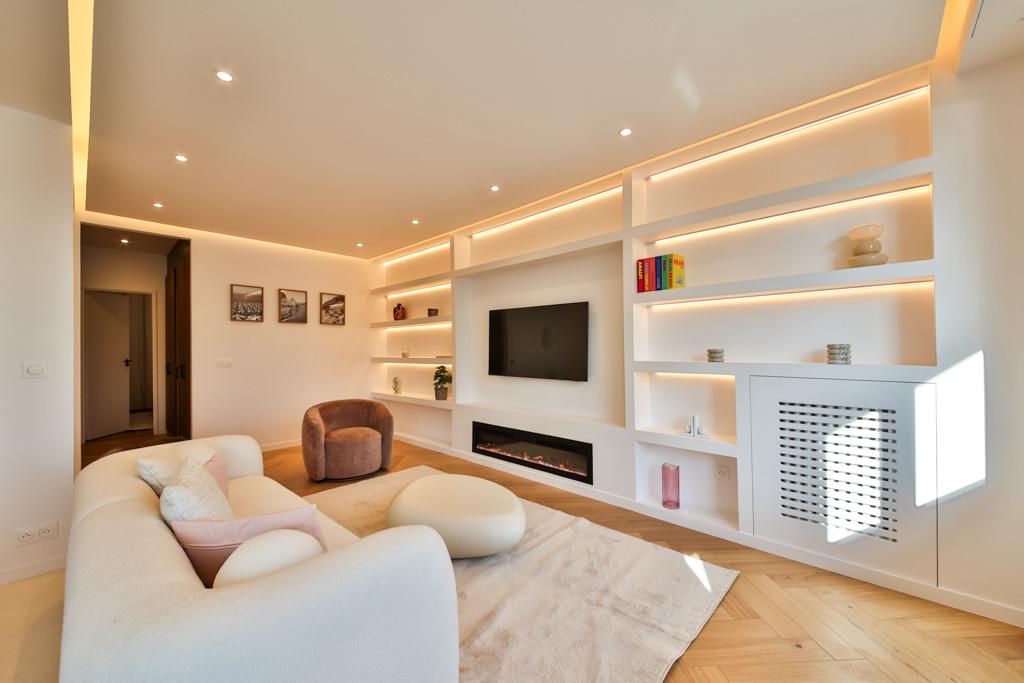 Séjour rénové d'un appartement parisien — Projet Kennedy 75016, Belmont Properties