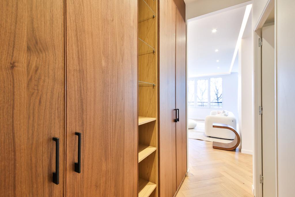 Pièce de vie rénovée, perspective et lumière — Projet Kennedy 75016, Belmont Properties