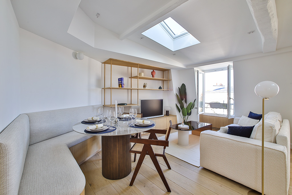 Séjour sous verrière aménagé et décoré — Projet Bac 75007, Belmont Properties