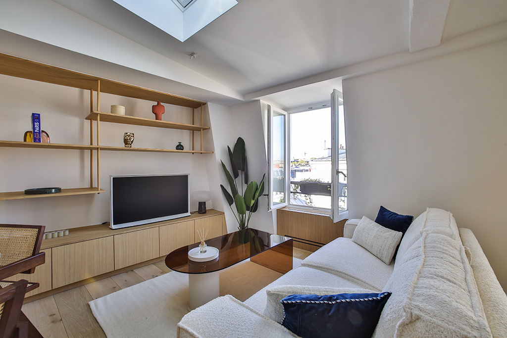 Salon lumineux avec mobilier sur-mesure — Projet Bac 75007, Belmont Properties